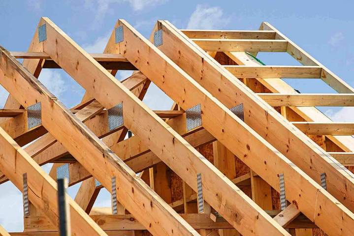 Comment choisir le bon matériau pour vos travaux de charpente ? Saint-Pôtan